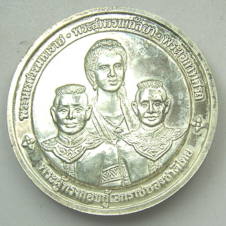เหรียญพระพุทธชินราชหลัง 3 พี่น้อง เนื้อเงิน จ.พิษณุโลก